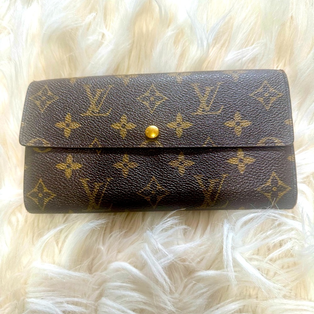 Authentic Louis Vuitton Sarah Wallet with chain